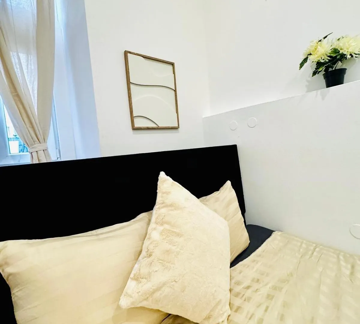 Elegant 5-Br Shared Home Ideal For Groups & Families contacts